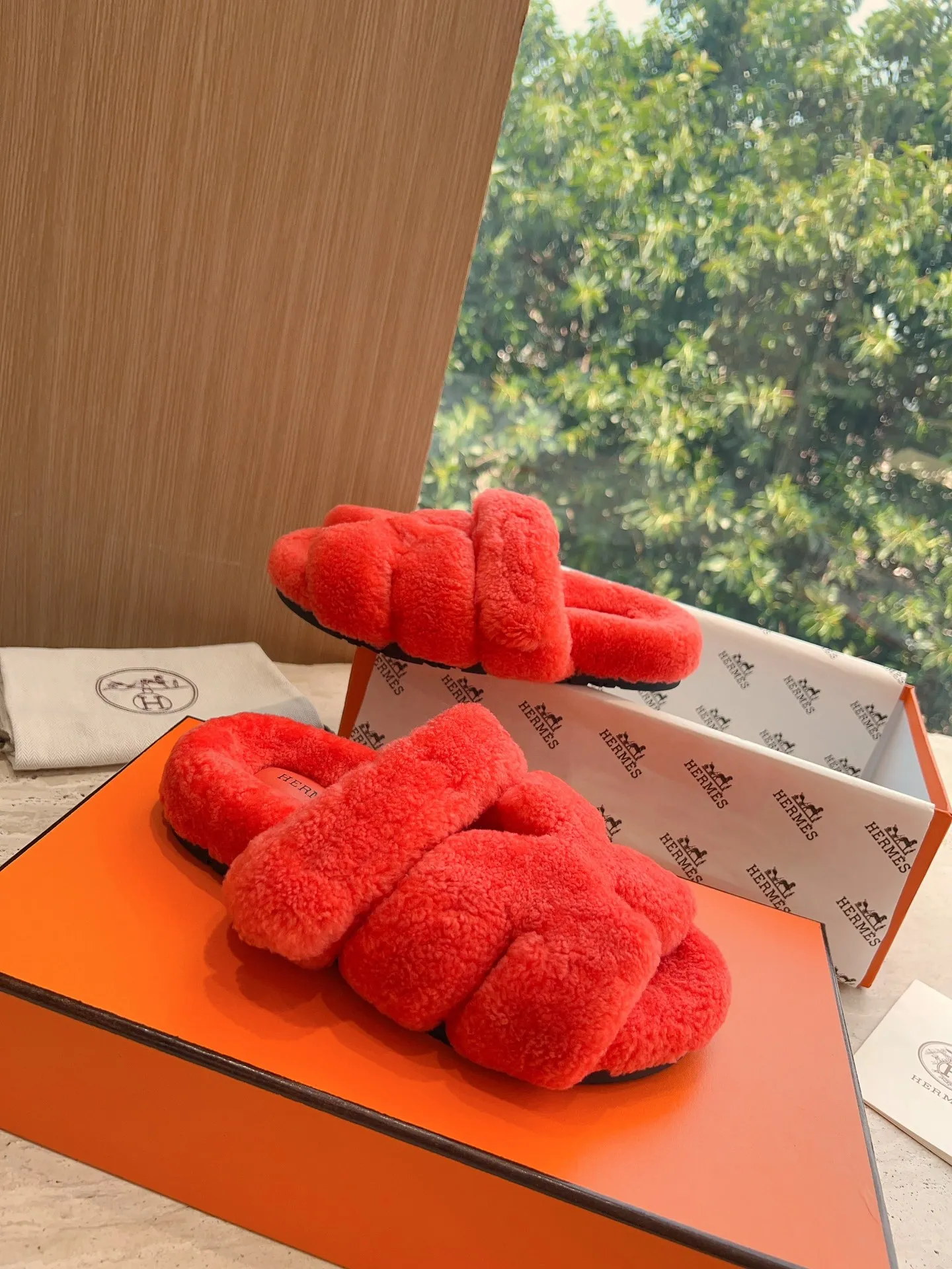 👟👟Ex-factory price 500👟👟 (Top version) Hermes Hermès Second Uncle Fur Slippers Can be made without standard: [Note: No standard needs to be customized] In 2024, the official website and Xiaohongshu will synchronize the latest color matching Hermès hot models, upgraded workmanship, high quality! Fashionable small wool H-slip autumn and winter style flat-soled wool mop. Fabric: Imported lamb's roll real wool. Lining: Imported lamb's roll real wool. Outsole: Genuine leather outsole. Size: 35-43, [Note: 41, 42, 43 customized]